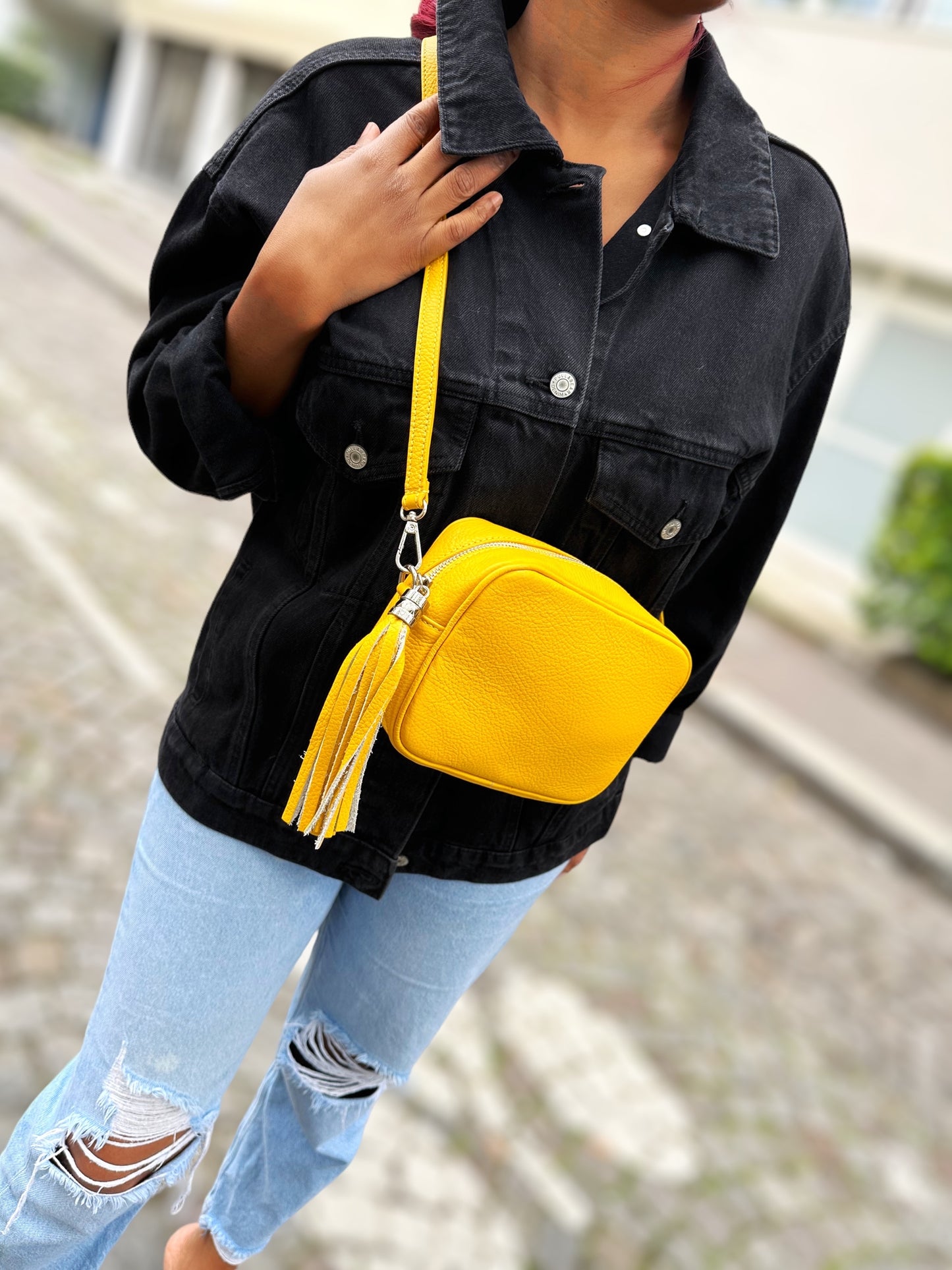 sac pompon jaune en cuir