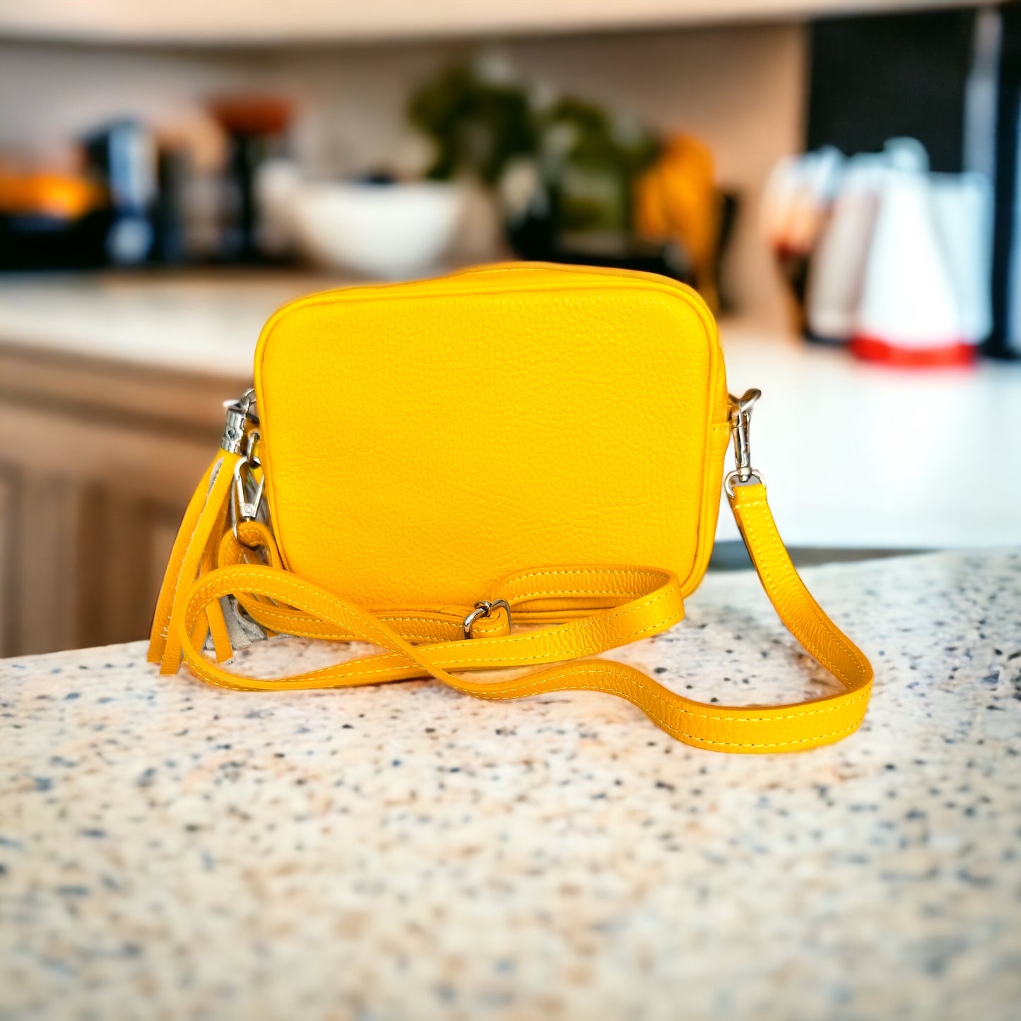 sac pompon jaune en cuir