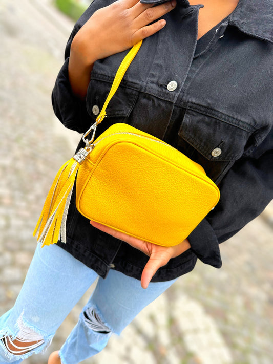 sac pompon jaune en cuir